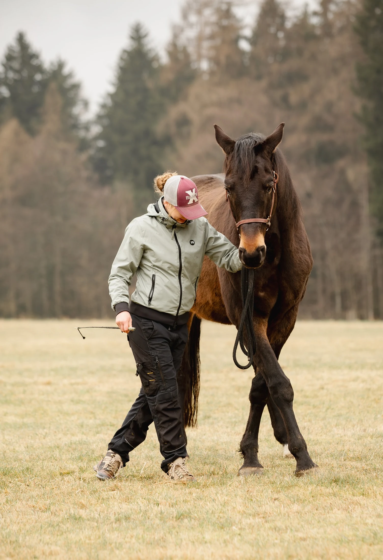 Ramona Gebhardt bei der Bodenarbeit mit Pferd